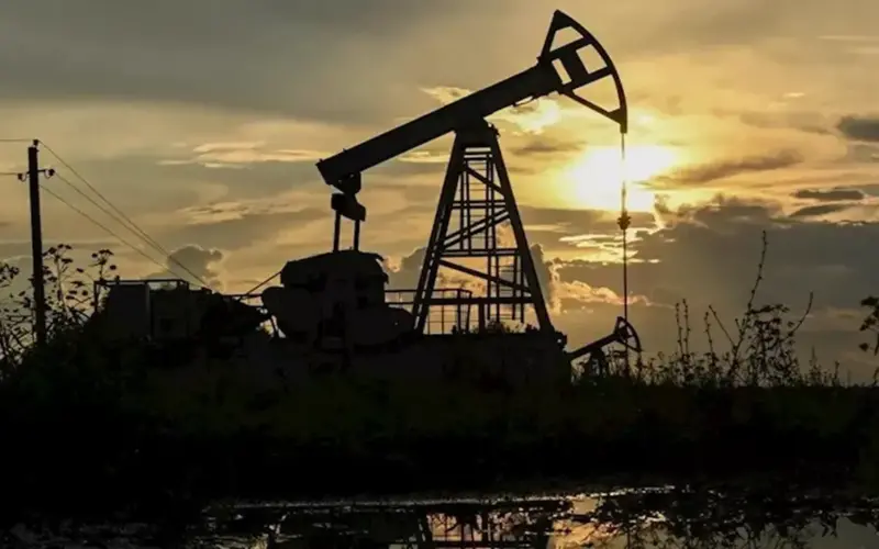 من الفائض إلى العجز.. هل دخل النفط أزمةً طويلة الأمد؟